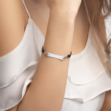 Laden Sie das Bild in den Galerie-Viewer, &quot;BRACELET&quot; Textilarmband mit silberner Gravurplatte und eigenem Wunschtext